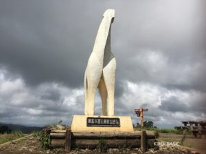 陣馬山の山頂にあるモニュメント