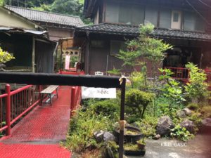 陣馬そば山下屋の奥から見たところ