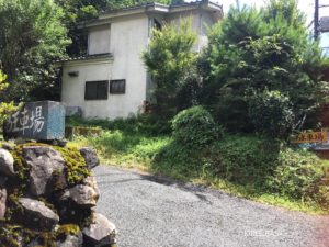 陣馬そば山下屋の駐車場