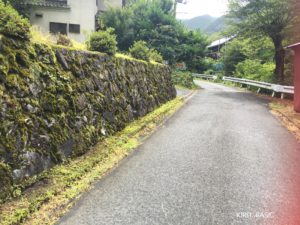 陣馬そば山下屋の駐車場に行くまでの細い道